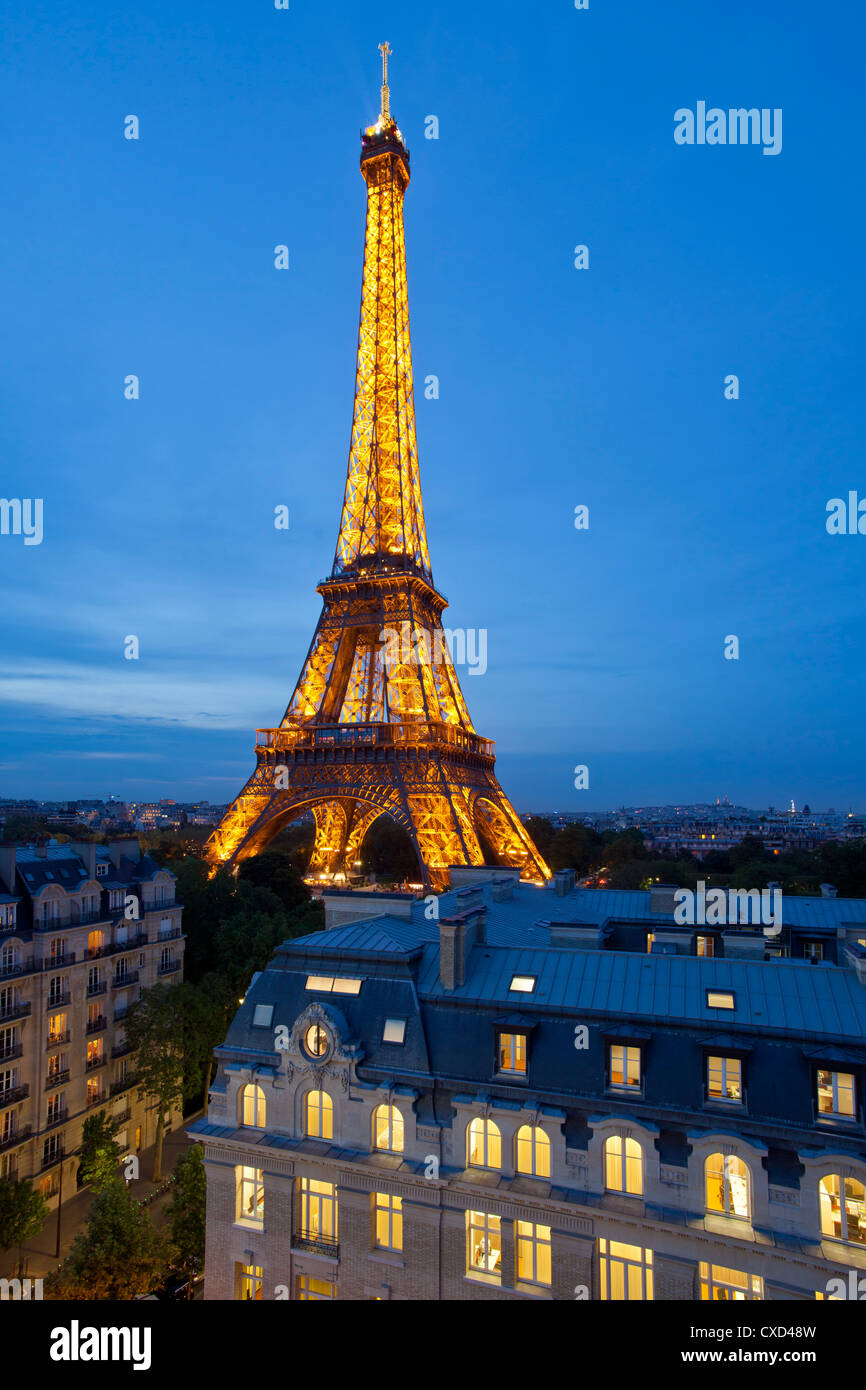 Eiffelturm, betrachtet über Dächer, Paris, Frankreich, Europa Stockfoto