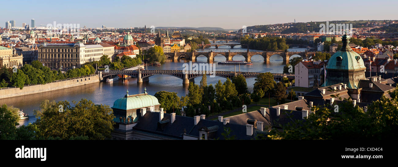 Blick auf den Fluss Vltava und Brücken, Prag, Tschechische Republik, Europa Stockfoto