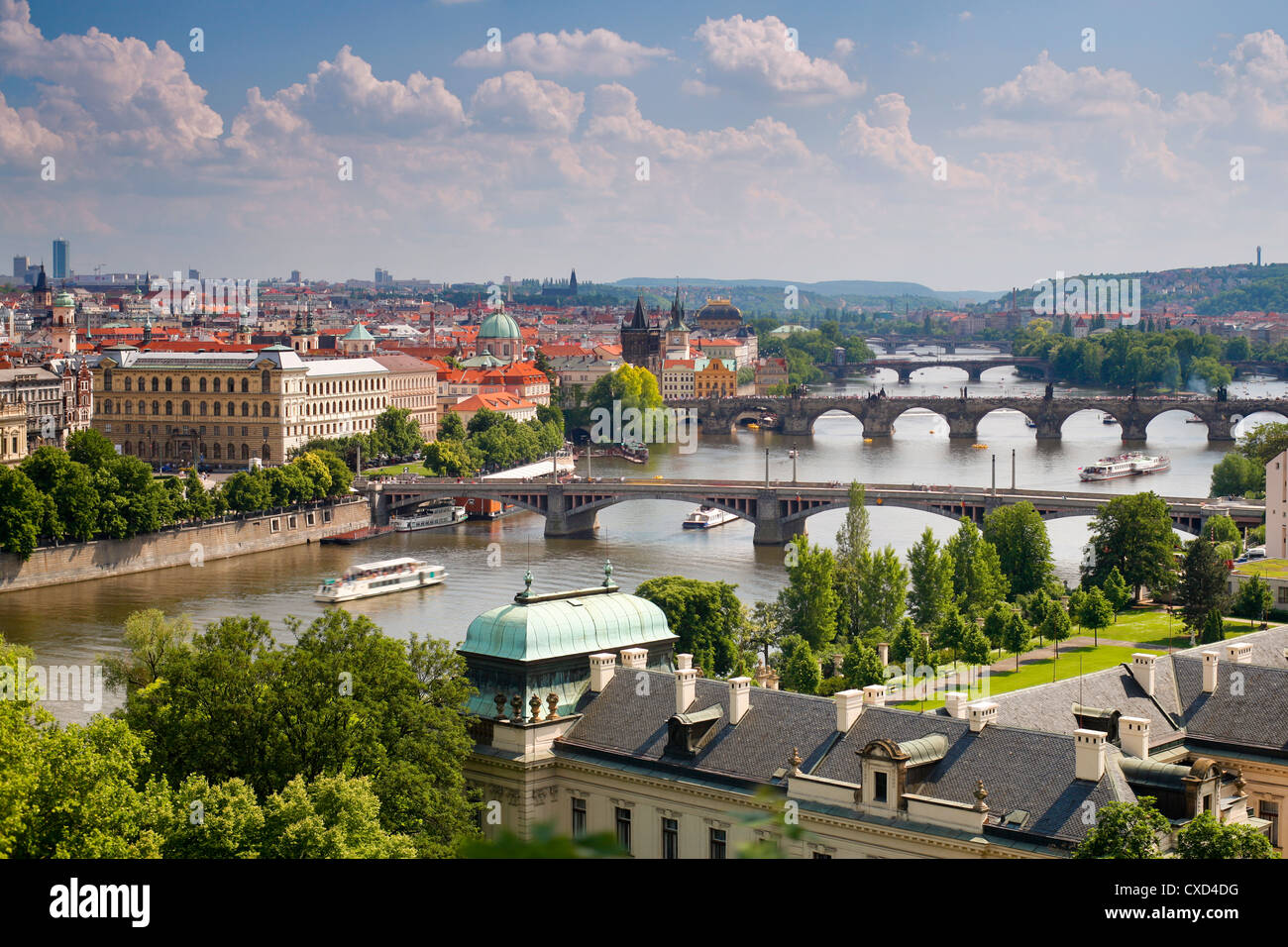 Blick auf den Fluss Vltava und Brücken, Prag, Tschechische Republik, Europa Stockfoto