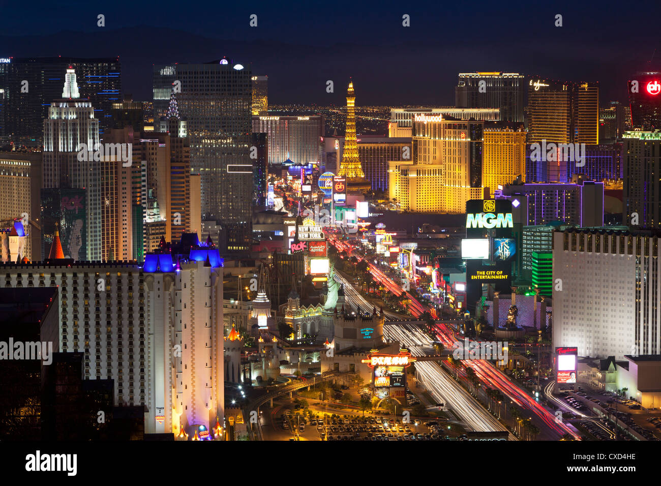 Erhöhten Blick auf die Hotels und Casinos am Strip bei Dämmerung, Las Vegas, Nevada, Vereinigte Staaten von Amerika, Nordamerika Stockfoto