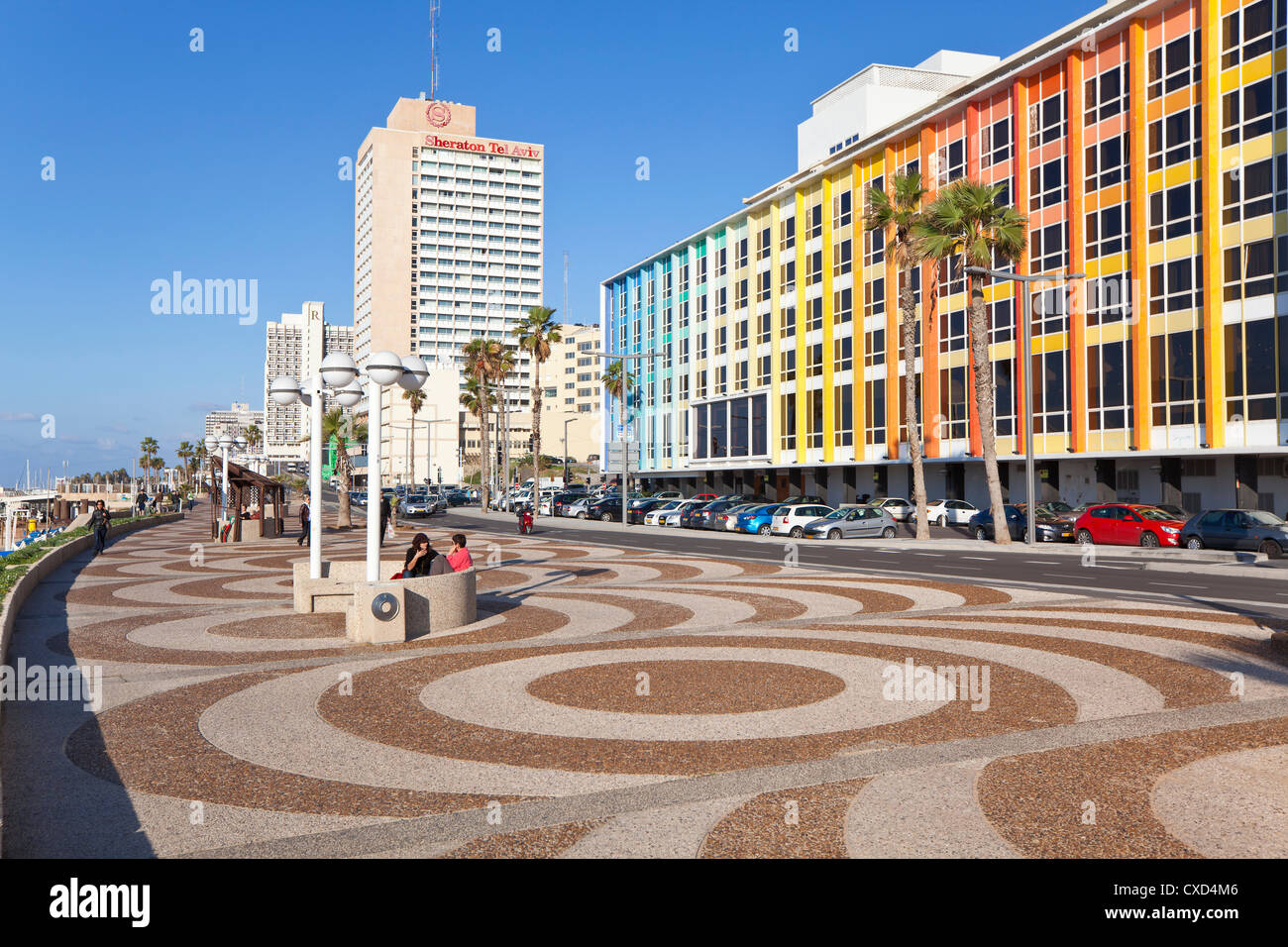 Strandpromenade vor den bunt geschmückten Hotel Fassaden, Tel Aviv, Israel, Nahost Stockfoto