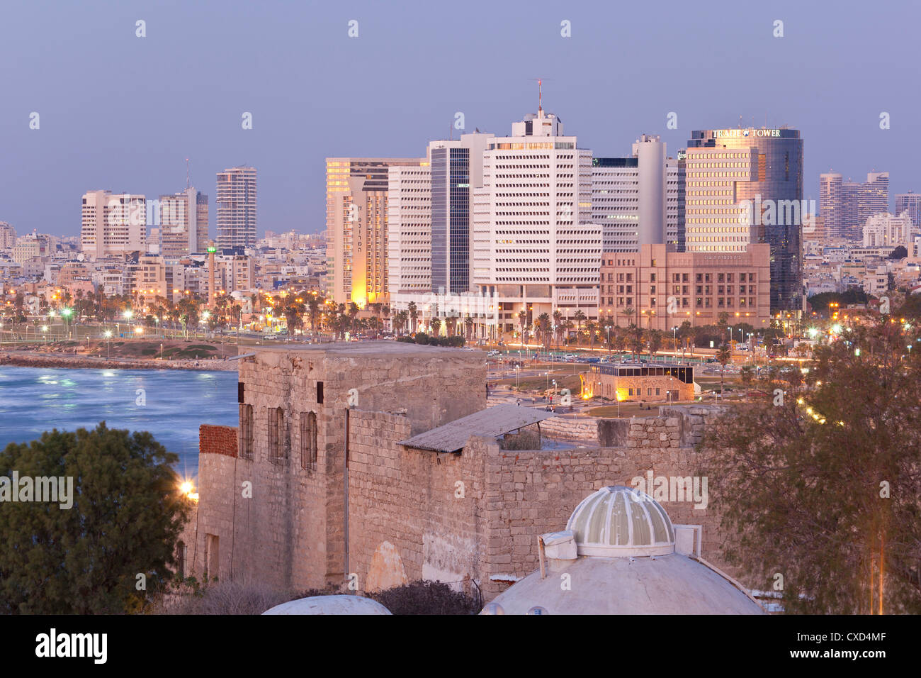 Innenstadt von Gebäuden gesehen von HaPisgah Gardens Park, Tel Aviv, Israel, Nahost Stockfoto