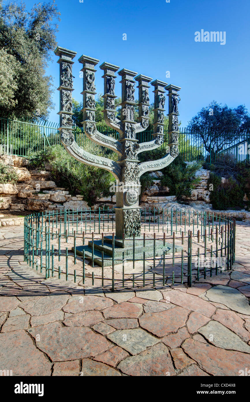 Die Menora-Skulptur von Benno Elkan am Eingang in die Knesset, das israelische Parlament, Jerusalem, Israel, Nahost Stockfoto