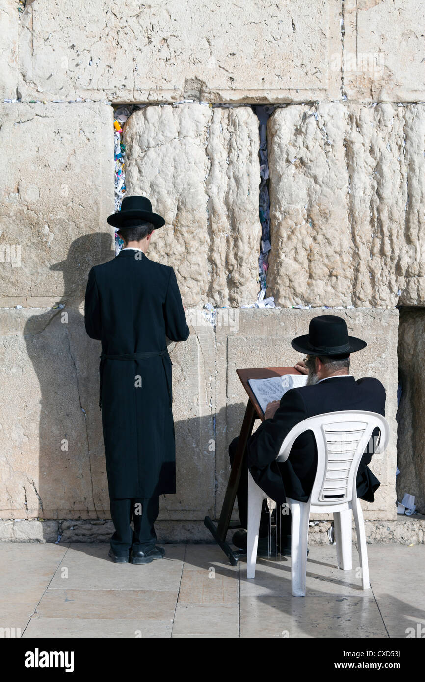 Judenviertel der westlichen Wand Plaza, mit Menschen, die beten an der Klagemauer, Altstadt, Jerusalem, Israel, Naher Osten Stockfoto