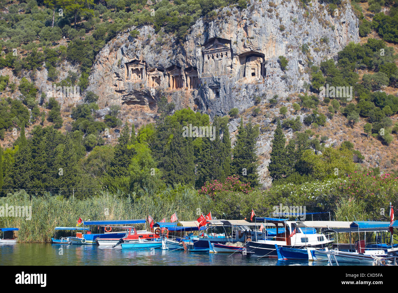 Lykischen Gräbern von Dalyan mit Fischen und Touristen Boote unten, Dalyan, Anatolien, Türkei, Kleinasien, Eurasien Stockfoto