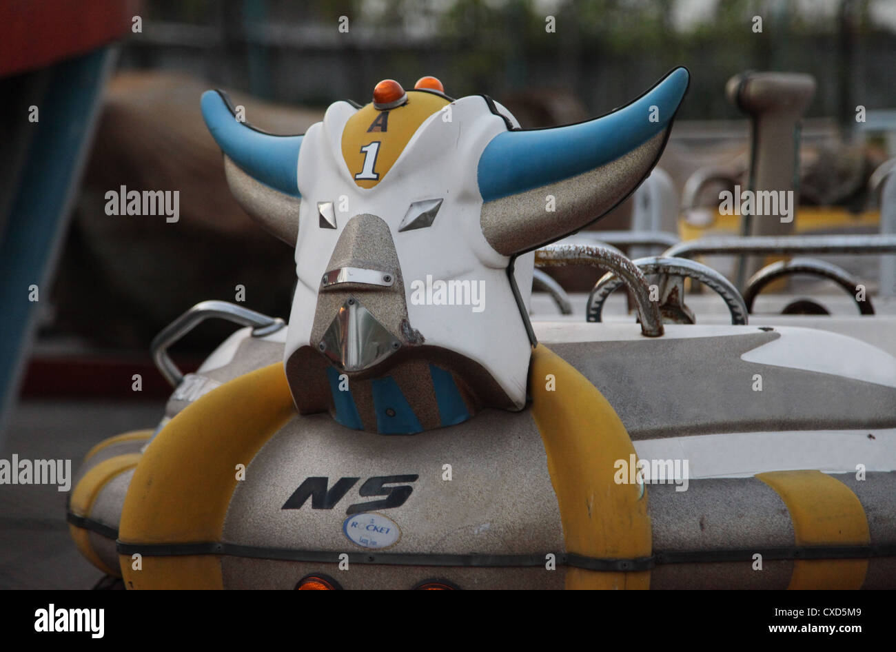 Es ist ein Foto von einem alten Manege mit zerstörten Autos. Wir können sehen, dass es eine schlechte Kopie von Goldorak oder Grendizer. Es wird aufgegeben. Stockfoto