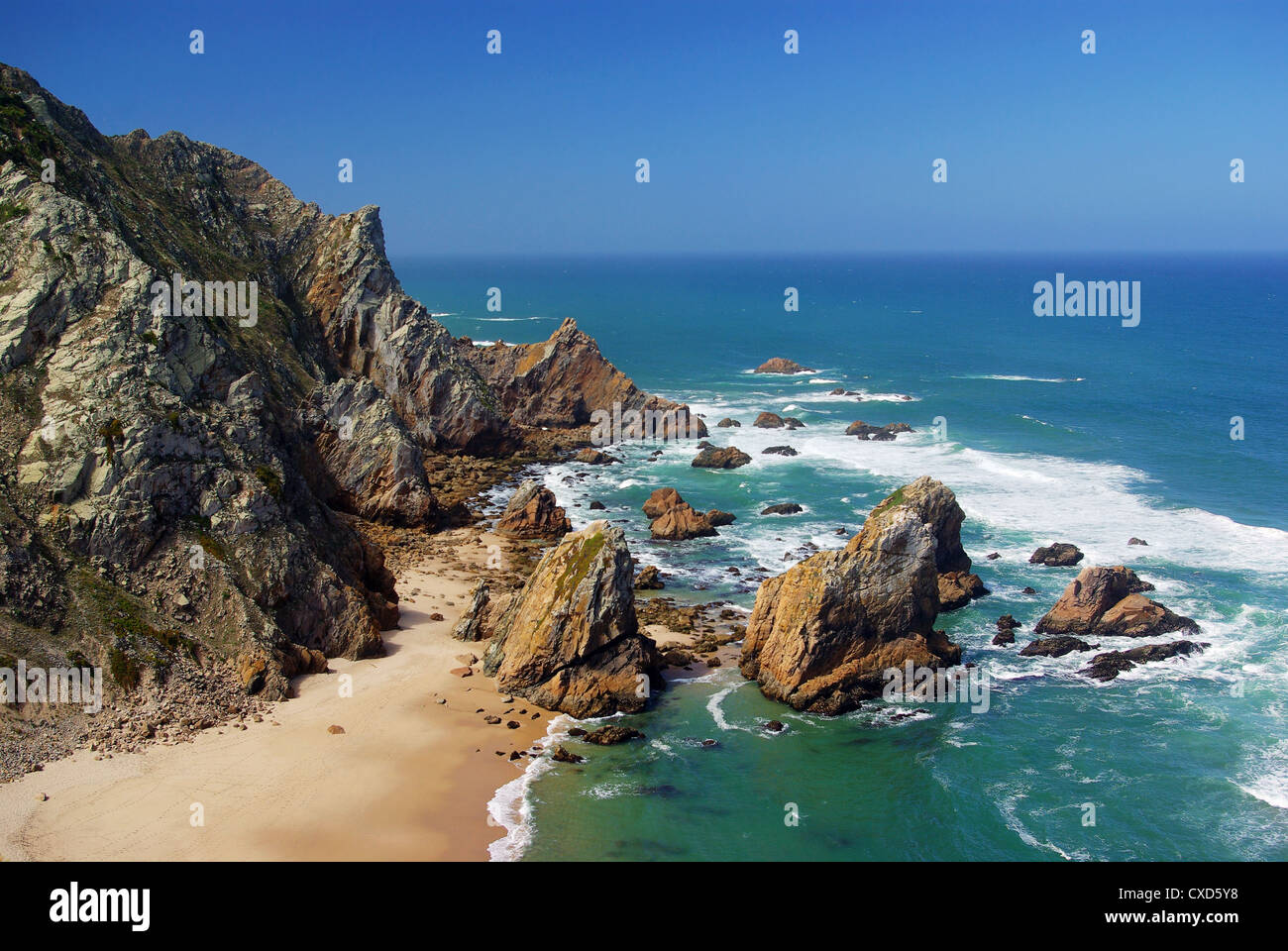 Vogelperspektive von den spektakulären Klippen von Roca Cape und Ursa Strand in Portugal Stockfoto