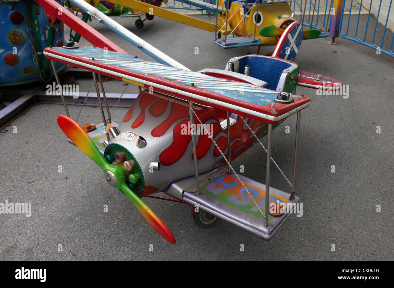 Es ist ein Foto von Spielzeug Flugzeuge in einem Vergnügungspark. Sie sind die bunten kleinen Flugzeug für Kinder zum spielen. Alten Stil-look Stockfoto