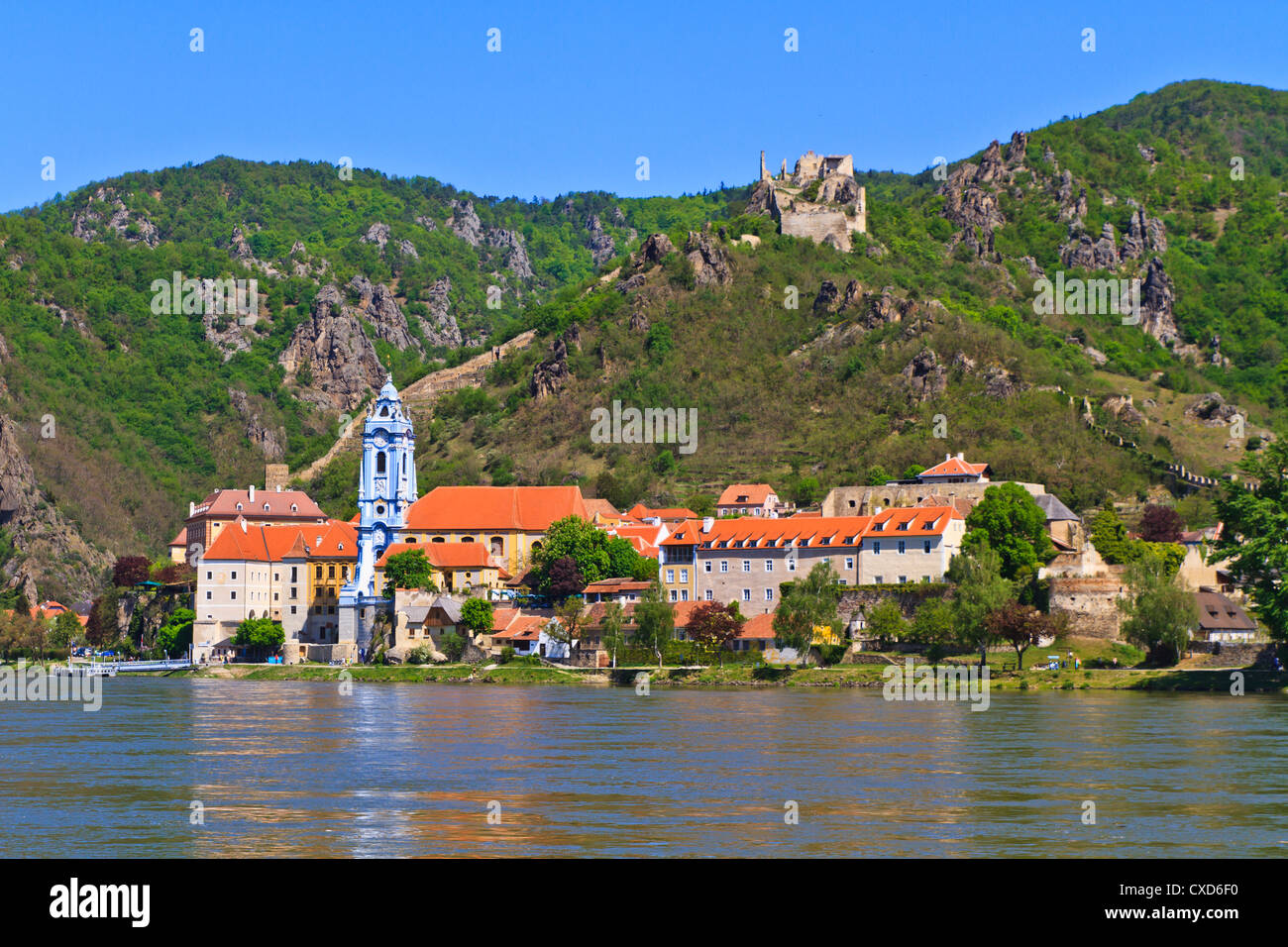 Dürnstein Kirche und Stadt, Wachau Valley, Österreich Stockfoto