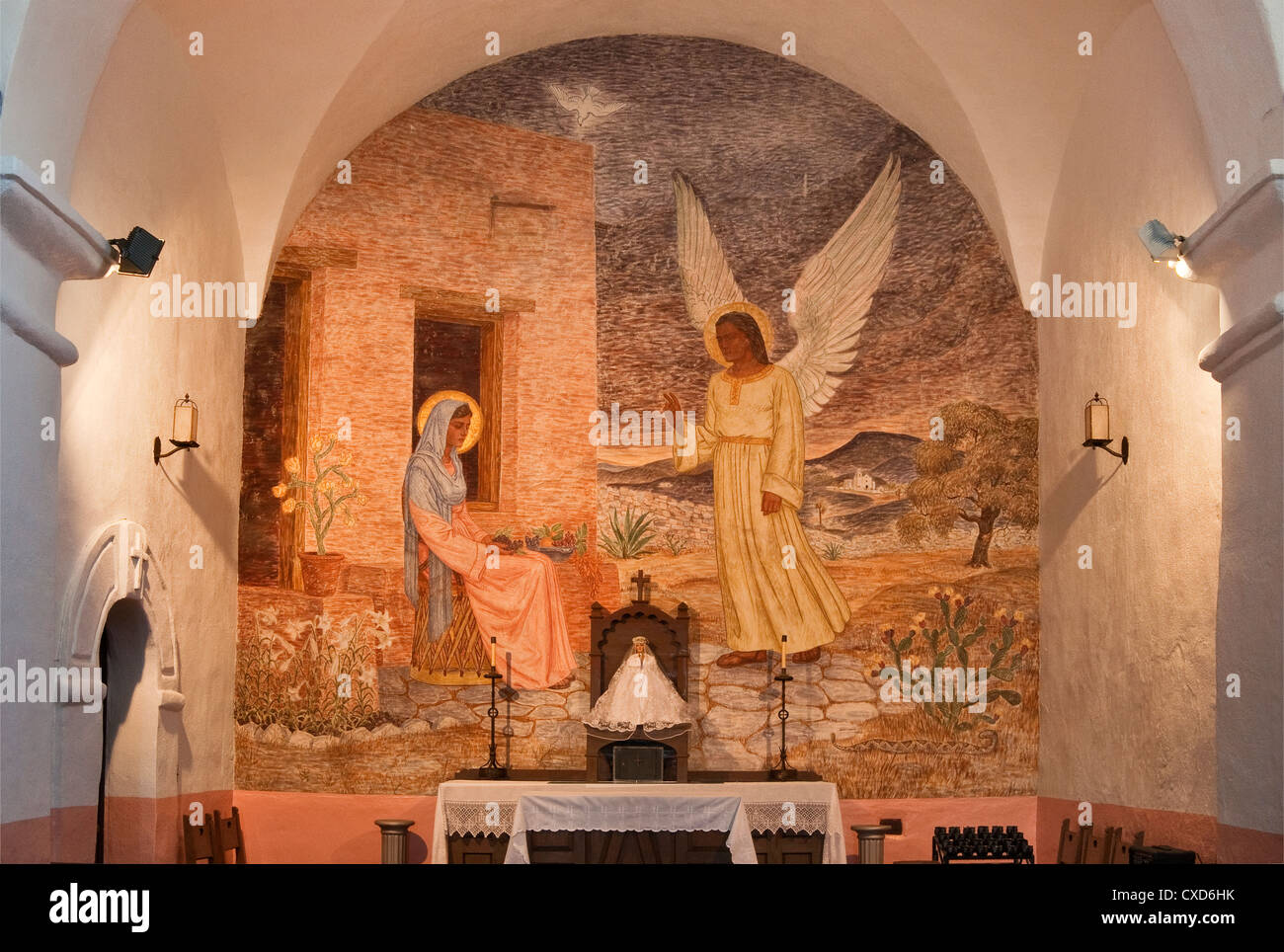 Beleuchtete Verkündigung Fresko von Antonio Garcia hinter dem Altar an der Muttergottes von Loreto Kapelle, Presidio La Bahia, ein Fort in der Nähe von Goliad, Texas Stockfoto