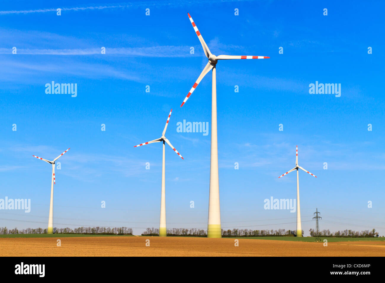 Wiese mit Windkraftanlagen zur Stromerzeugung Stockfoto