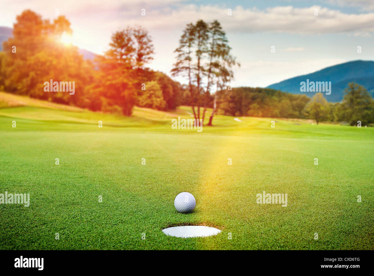 Golfball auf Tee in einem schönen Golf club Stockfoto