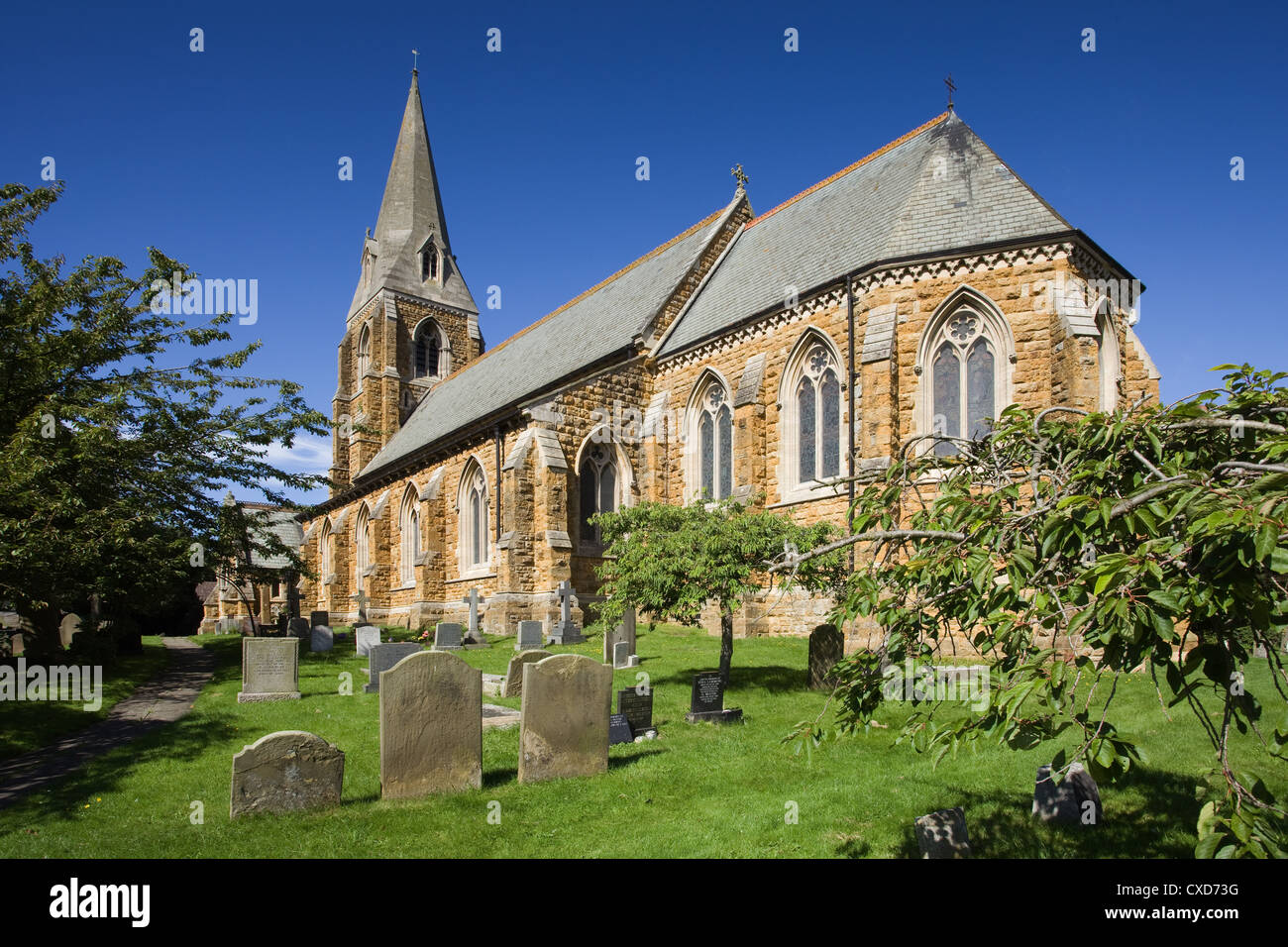 Die Kirche St. Maria und St. Gabriel in dem Dorf Binbrook in der Lincolnshire Wolds Area of Outstanding Natural Beauty Stockfoto