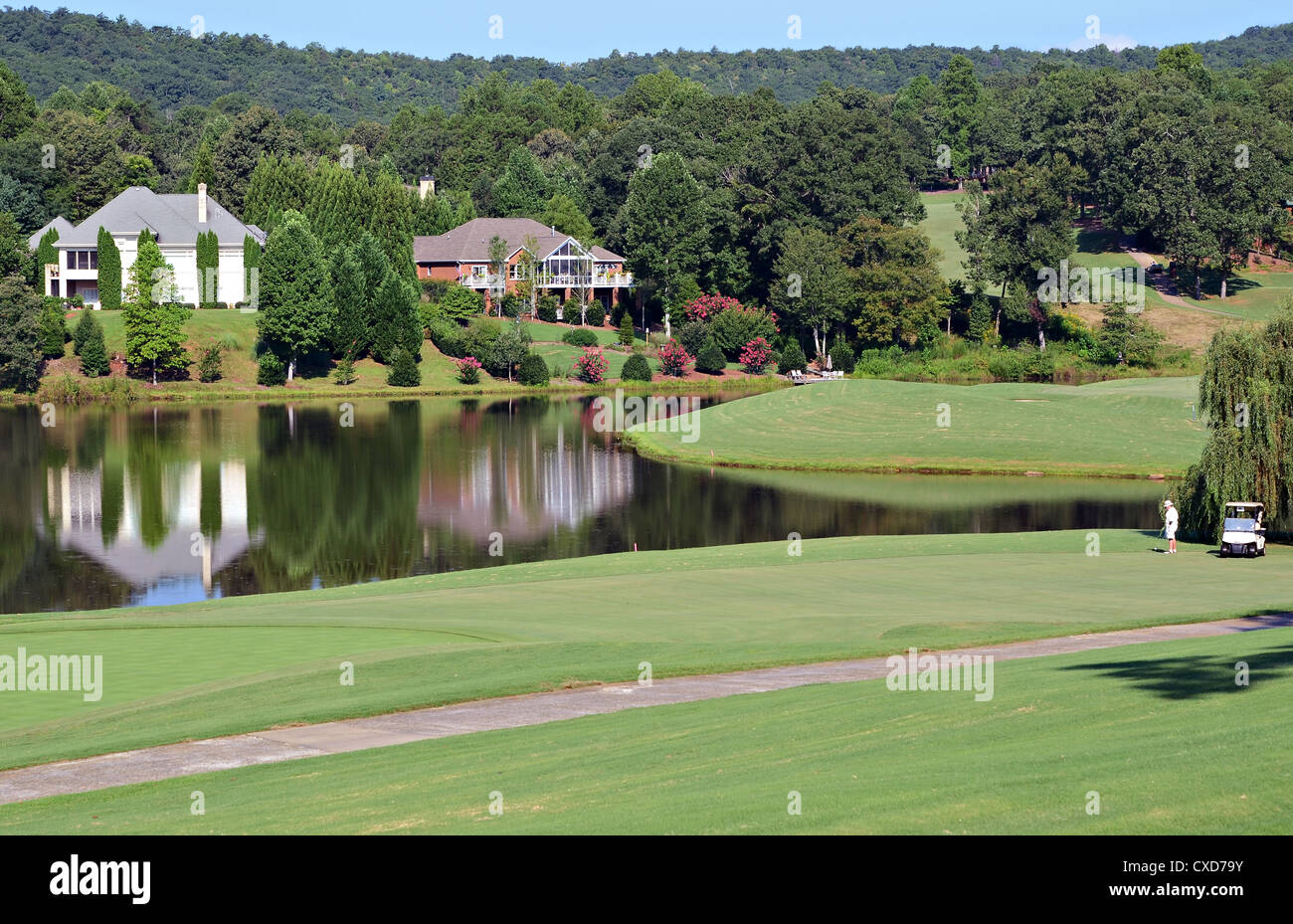 Golfblick mit See und Berge. Stockfoto