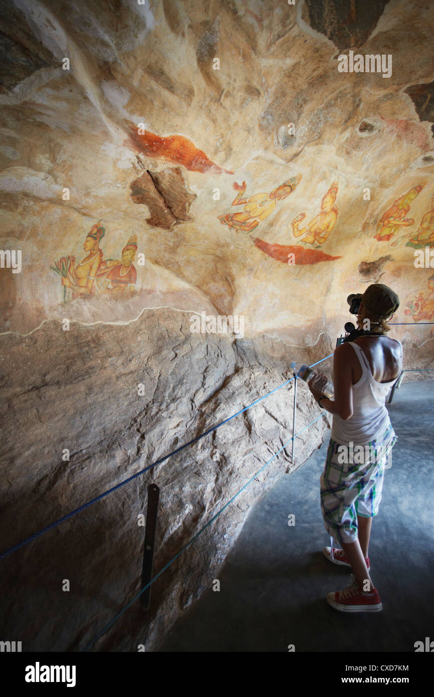 Touristen, die die Fotos von alten Fresken, Sigiriya, UNESCO
