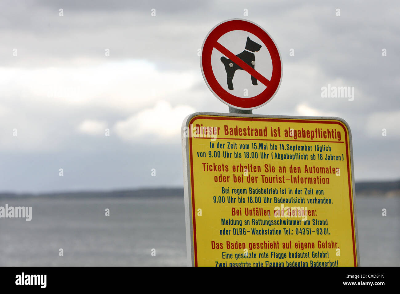 Verbotszeichen für Hunde am Ostseestrand Stockfoto