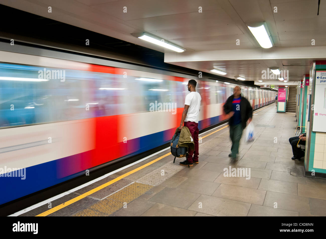 Dem Zug ankommen, London underground Plattform, UK Stockfoto