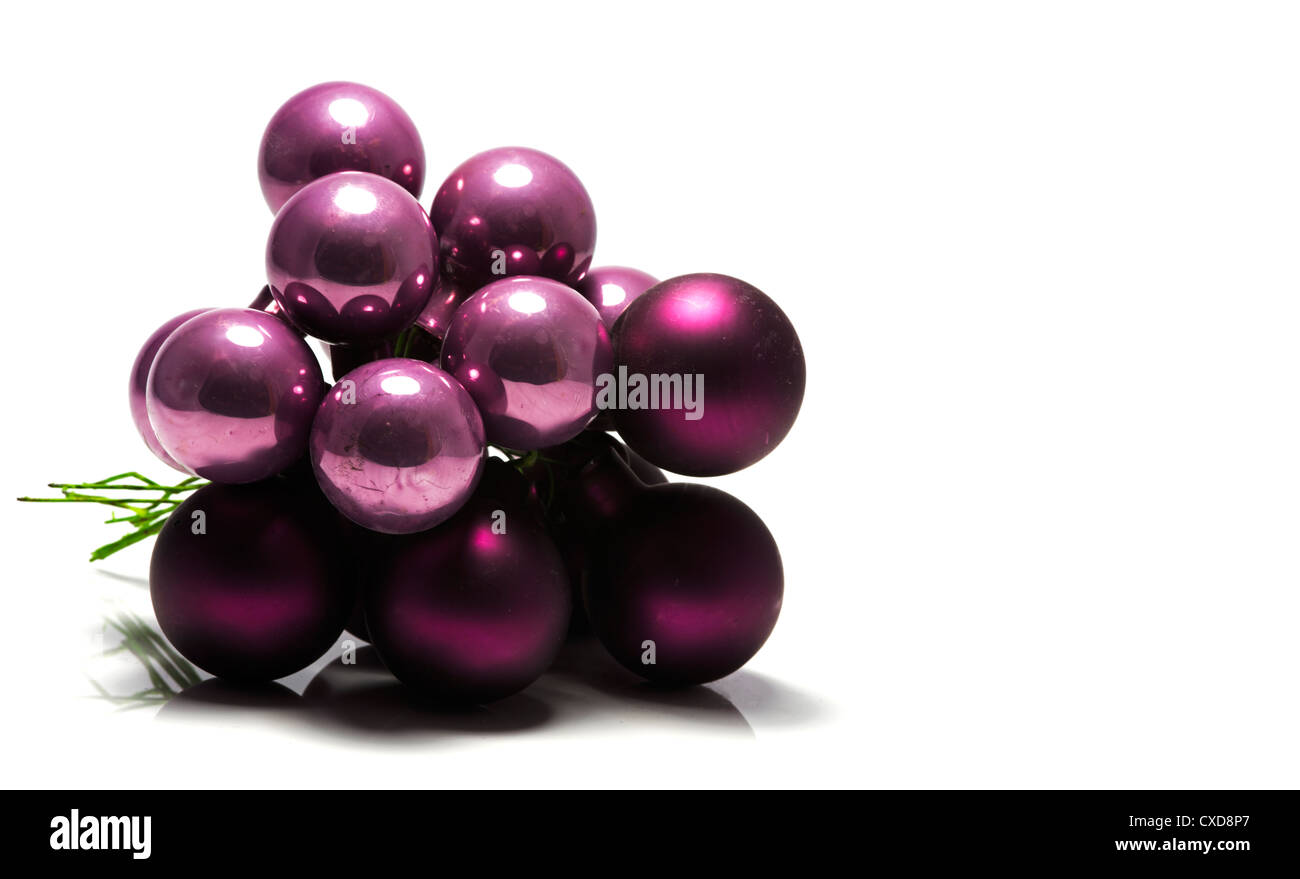 Rosa Weihnachtskugeln auf weißem Hintergrund Stockfoto