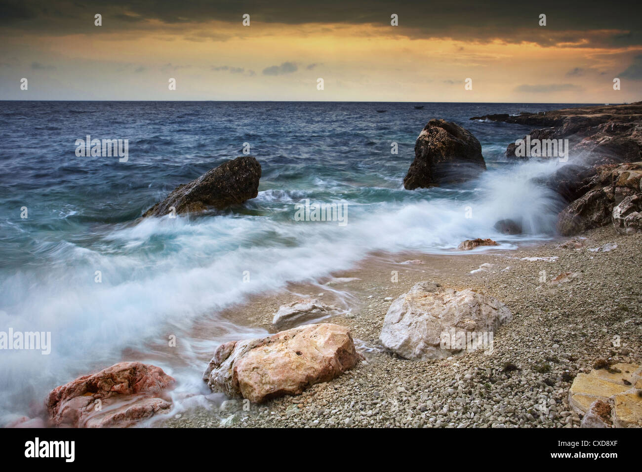 Meer-Landschaft mit dramatischer Himmel Stockfoto