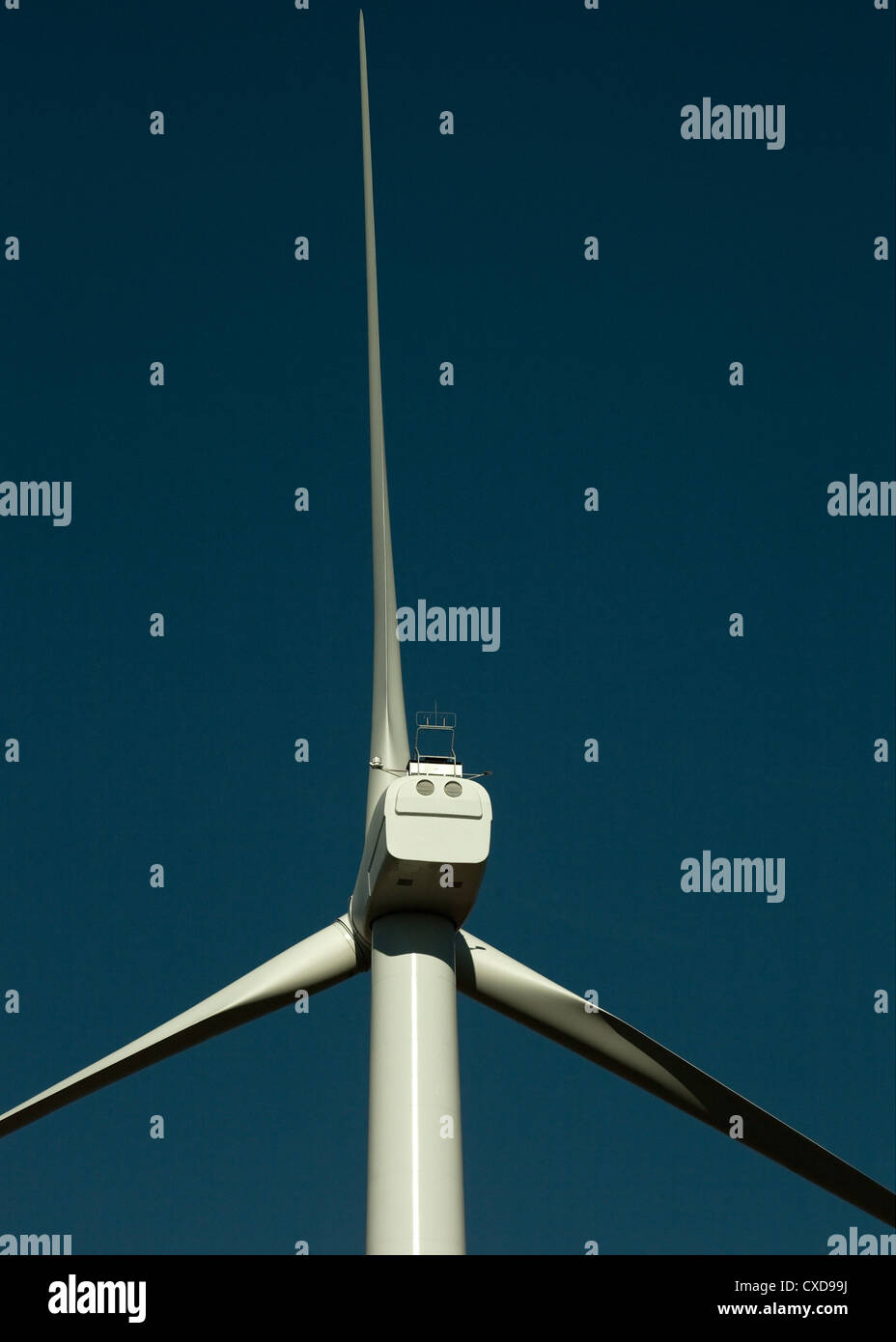 Amerika, Indiana, Landkreis weiß.  Nahaufnahme von Windturbine gegen blauen Himmel zeigt humorvolle Blick des Steuergeräts Stockfoto