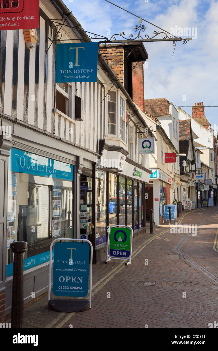 Touchstone Mietnebenkosten, die Agentur und ihre Immobilien Geschäfte im Zentrum der Stadt Ashford, Kent, England, UK, Großbritannien verschieben Stockfoto