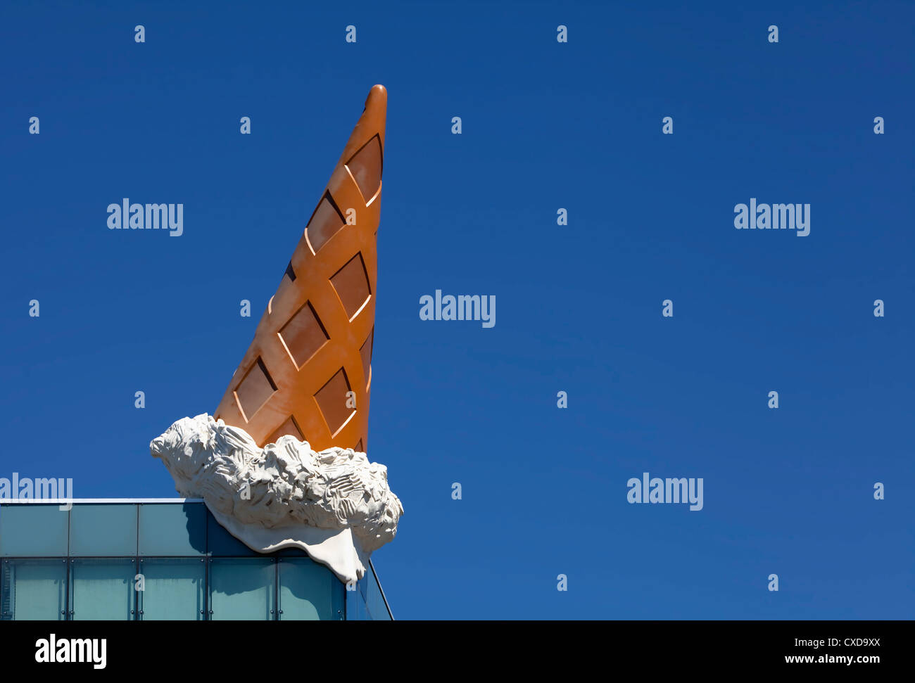 Sank der Kegel des Pop-Art-Künstlers Claes Oldenburg, Kegel Eisskulptur, Dach der Neumarkt Galerie, Köln, Deutschland, Europa Stockfoto
