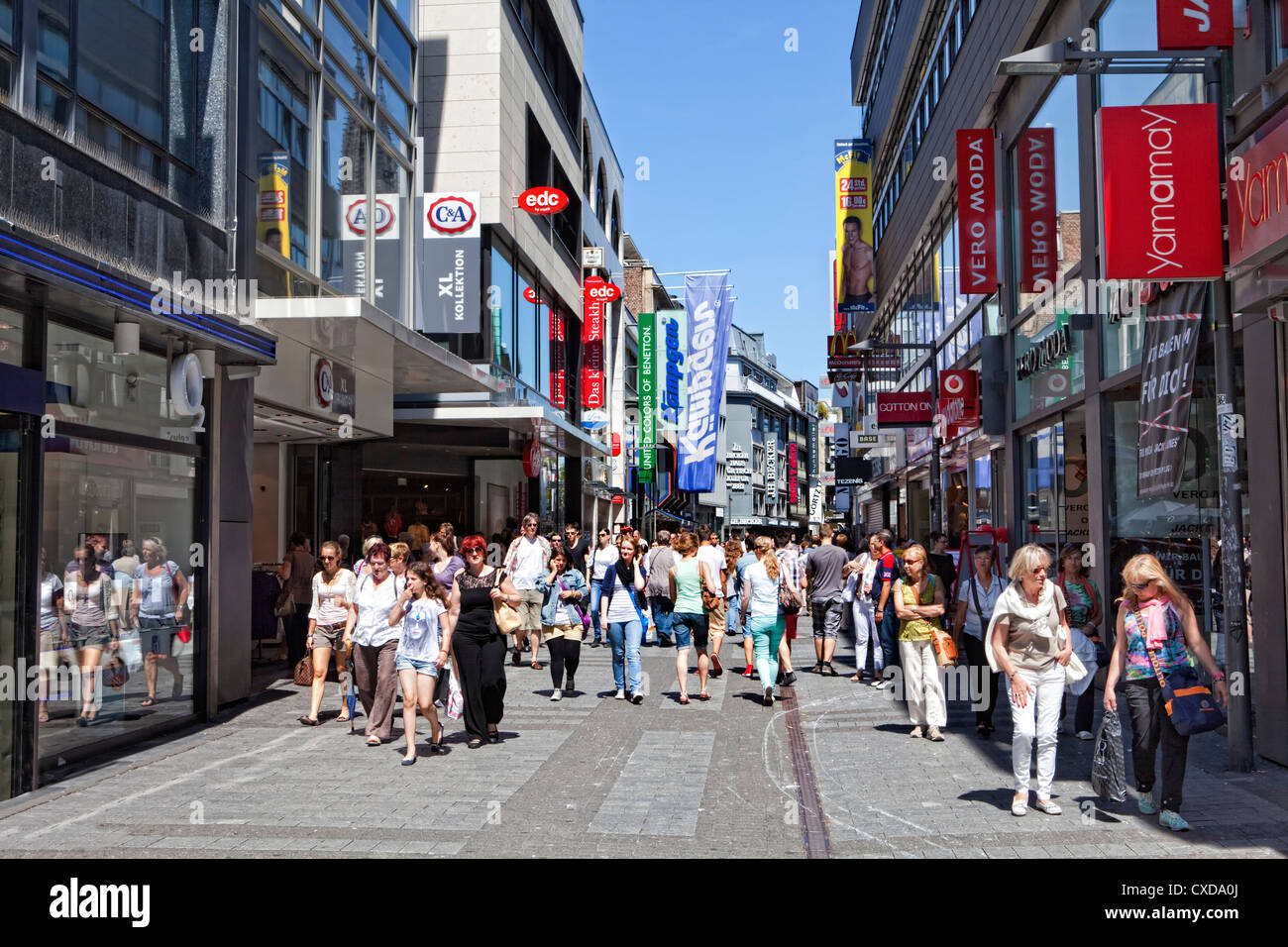 Fußgänger in der Innenstadt von Köln, Hohe Straße, North Rhine-Westphalia, Deutschland, Europa Stockfoto