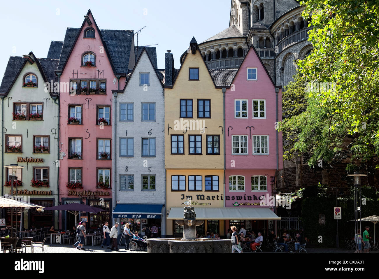 Häuser in der Altstadt und groß St. Martin-Kirche, Köln, Nordrhein-Westfalen, Deutschland, Europa, Stockfoto
