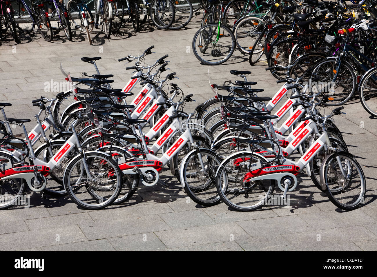 Rufen Sie ein Fahrrad, Vermietung Fahrräder, Deutsche Bahn AG, außerhalb der Hauptbahnhof Köln, Nordrhein-Westfalen, Deutschland, Europa Stockfoto