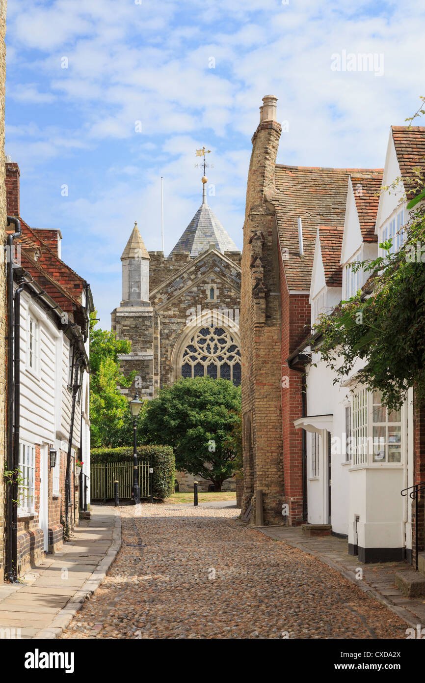 Blick auf die enge, ruhige, leere gepflasterte Straße zur St. Mary's Pfarrkirche in der historischen Stadt Rye, East Sussex, England, Großbritannien Stockfoto