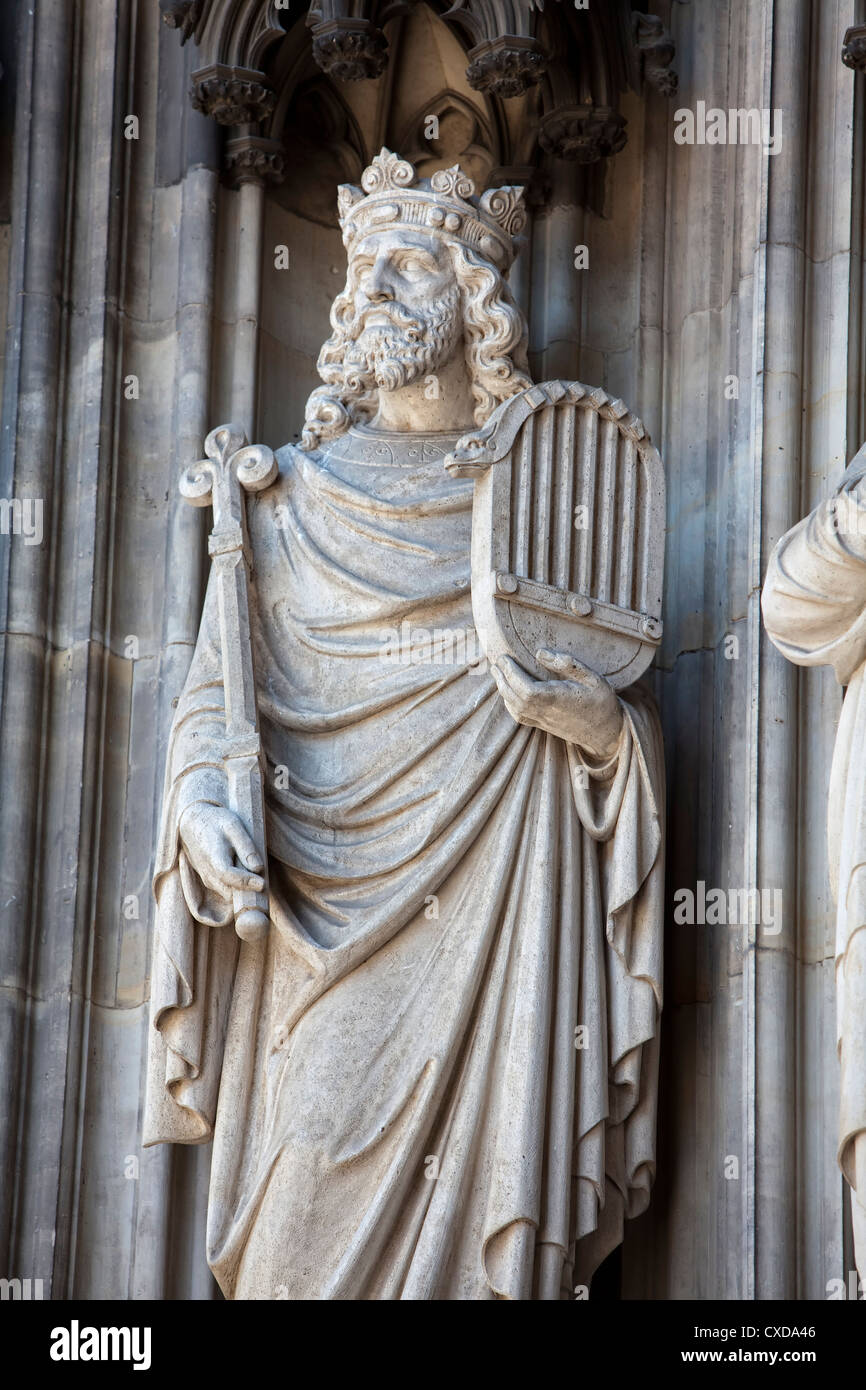 Kalkstein-Figur von König David mit einer Leier antiken Saiteninstrument, Koelner Dom, Kölner Dom, Deutschland, Europa Stockfoto
