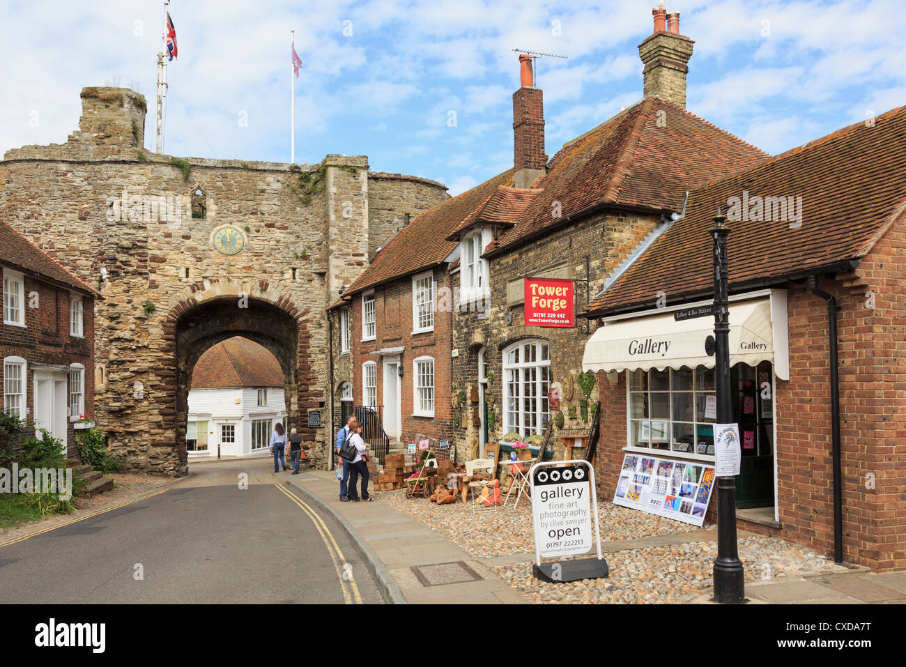 Landgate Bogen ca. 1329 ist einzig verbliebene Tor durch mittelalterlichen befestigten Hügel Stadtmauer Roggen East Sussex England UK Großbritannien Stockfoto