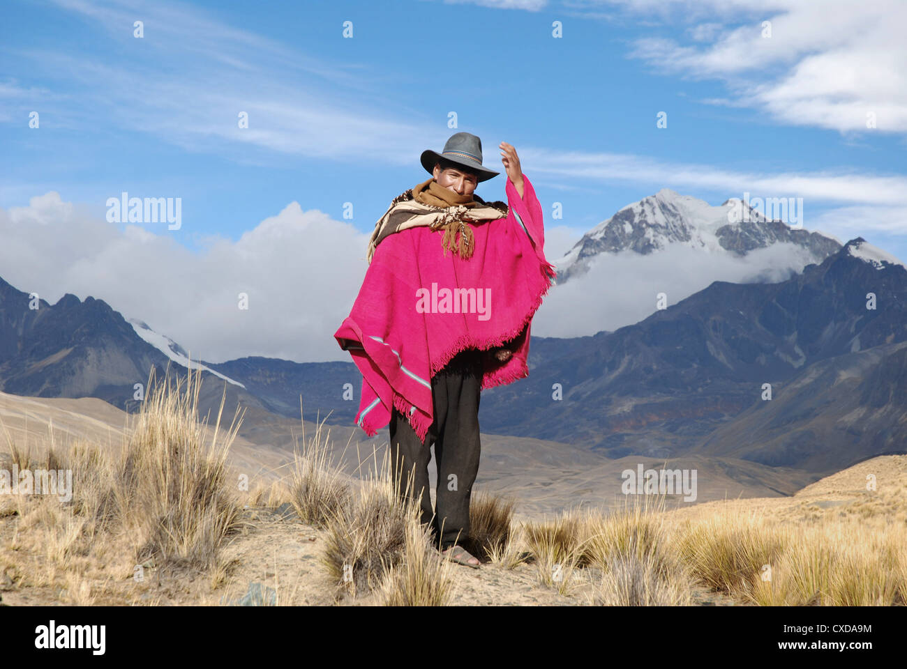 Aymara-Häuptling in der Cordillera Real mit dem Berg Huayna Potosi im Hintergrund Stockfoto
