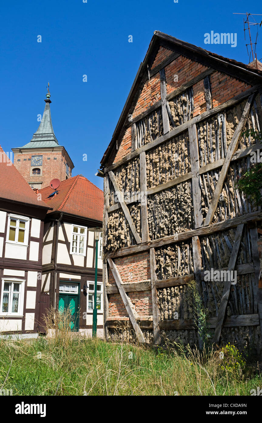 Fachwerkhäusern vor dem Turm der St. Katharinen Kirche, Lenzen Elbe, Brandenburg, Deutschland, Europa Stockfoto