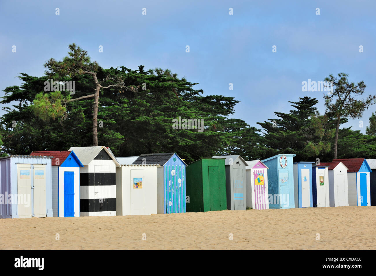 Bunte Reihe von Strandkabinen an Saint-Denis-d 'Oléron auf der Insel Ile d' Oléron, Charente-Maritime, Poitou-Charentes, Frankreich Stockfoto