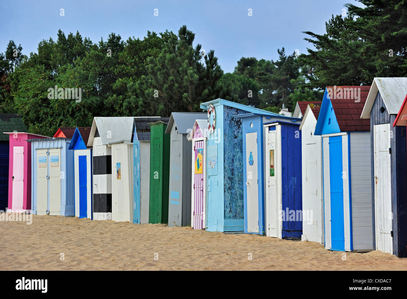 Bunte Reihe von Strandkabinen an Saint-Denis-d 'Oléron auf der Insel Ile d' Oléron, Charente-Maritime, Poitou-Charentes, Frankreich Stockfoto