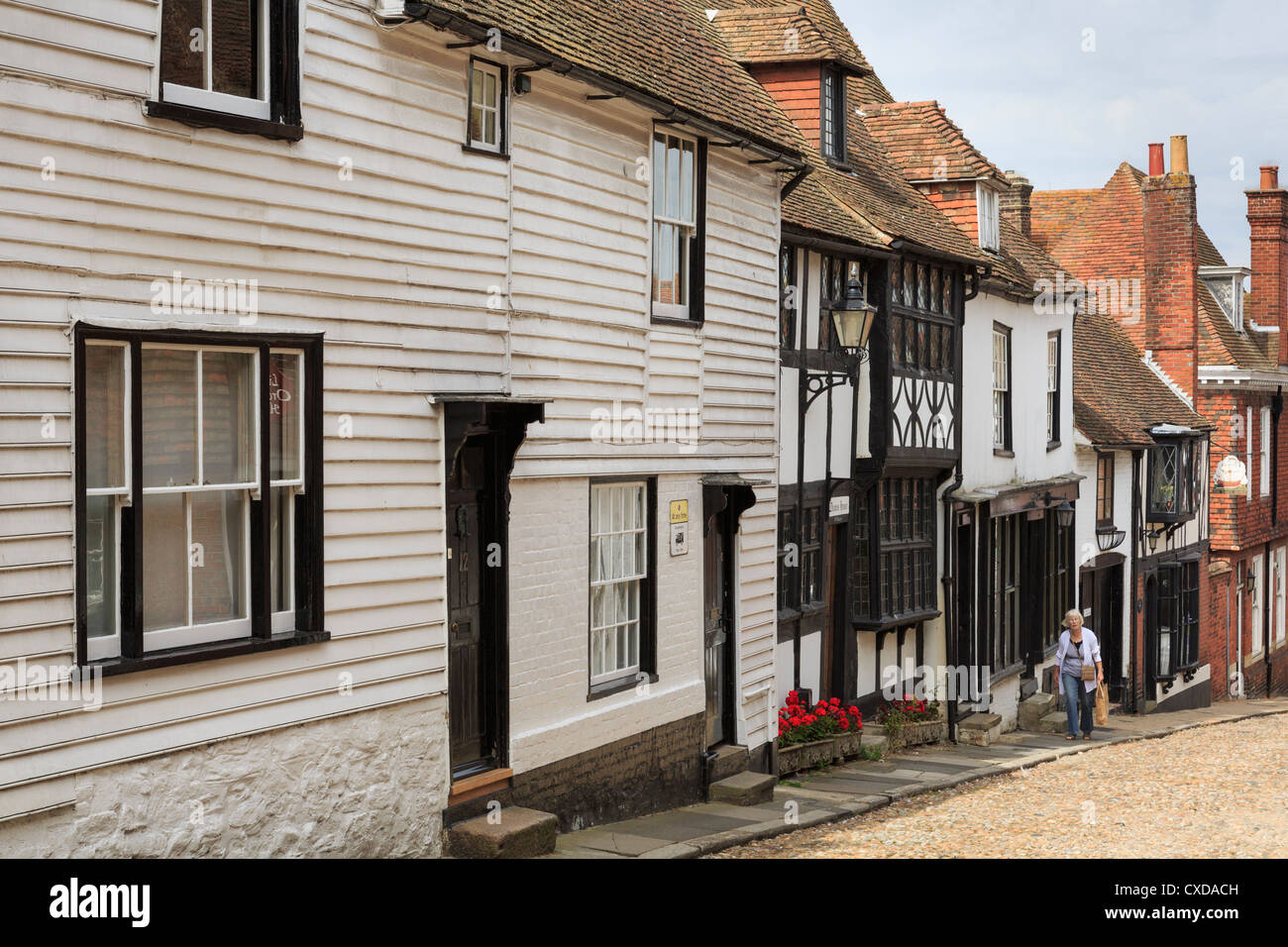 Gepflasterte Straße mit weißen Schindeln und Fachwerkhaus Gebäude im mittelalterlichen Stadt Rye, East Sussex, England, UK, Großbritannien Stockfoto