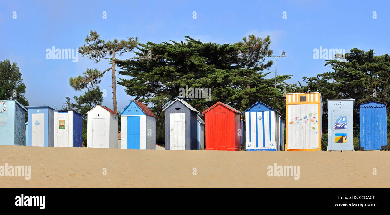 Bunte Reihe von Strandkabinen an Saint-Denis-d 'Oléron auf der Insel Ile d' Oléron, Charente-Maritime, Poitou-Charentes, Frankreich Stockfoto
