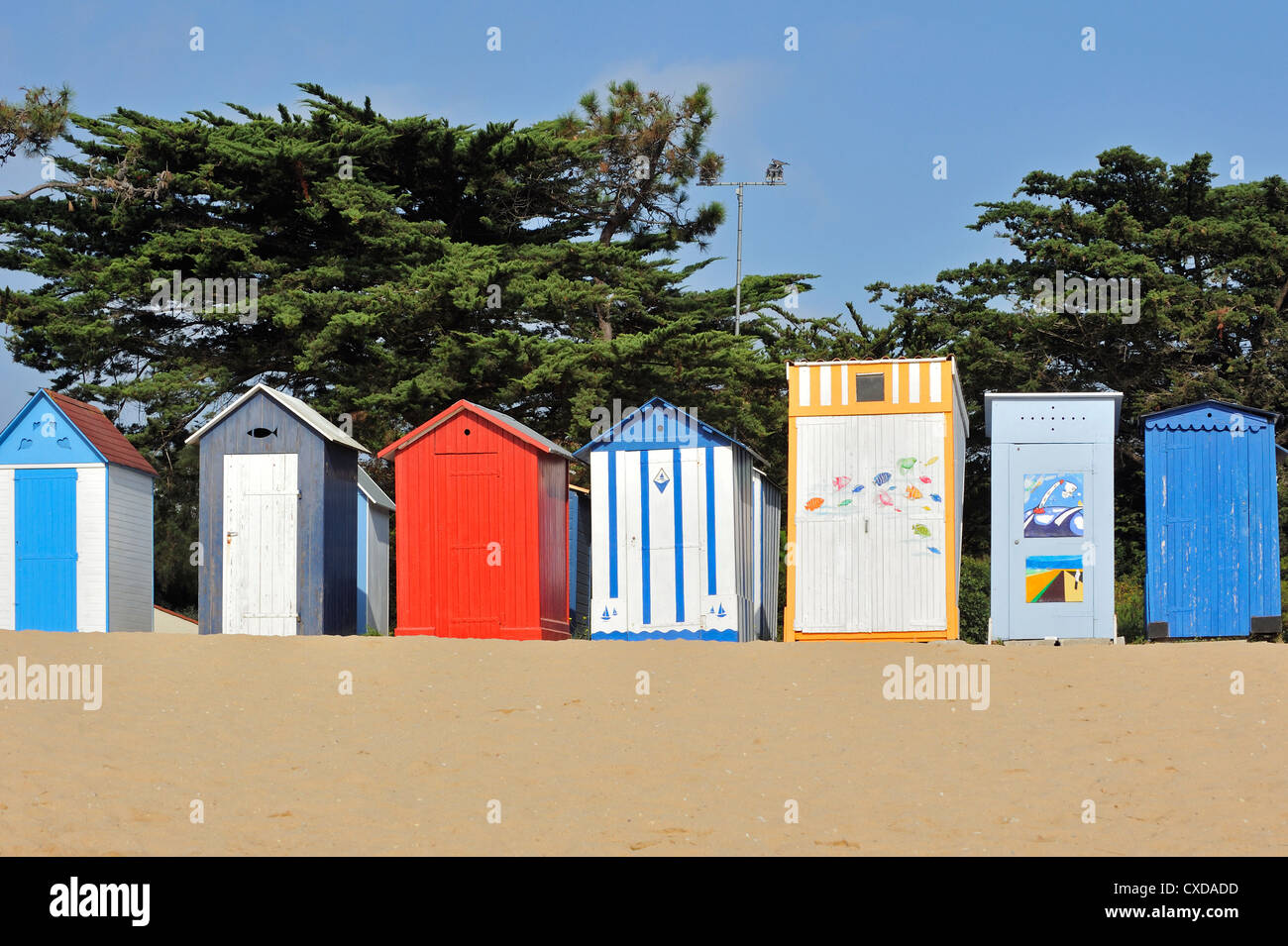 Bunte Reihe von Strandkabinen an Saint-Denis-d 'Oléron auf der Insel Ile d' Oléron, Charente-Maritime, Poitou-Charentes, Frankreich Stockfoto