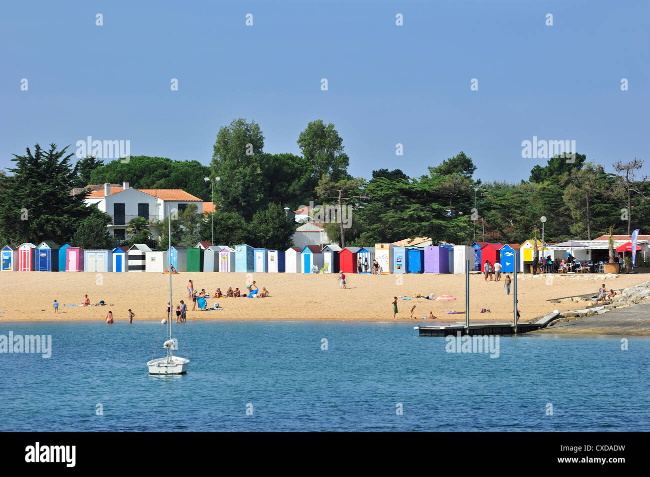 Touristen, die Sonnen und bunten Strandkabinen an Saint-Denis-d 'Oléron auf der Insel Ile d' Oléron, Charente-Maritime, Frankreich Stockfoto
