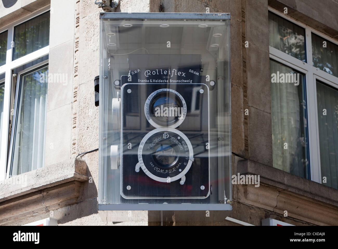 Eine große Rolleiflex Kamera vor einem Fotogeschäft, Stockfoto
