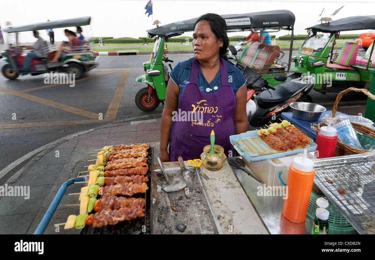 Thai Frau verkaufen Schweinefleisch-Spieße gebraten in einem Grill-Stall die Straße von Chiang Mai Thailand Stockfoto