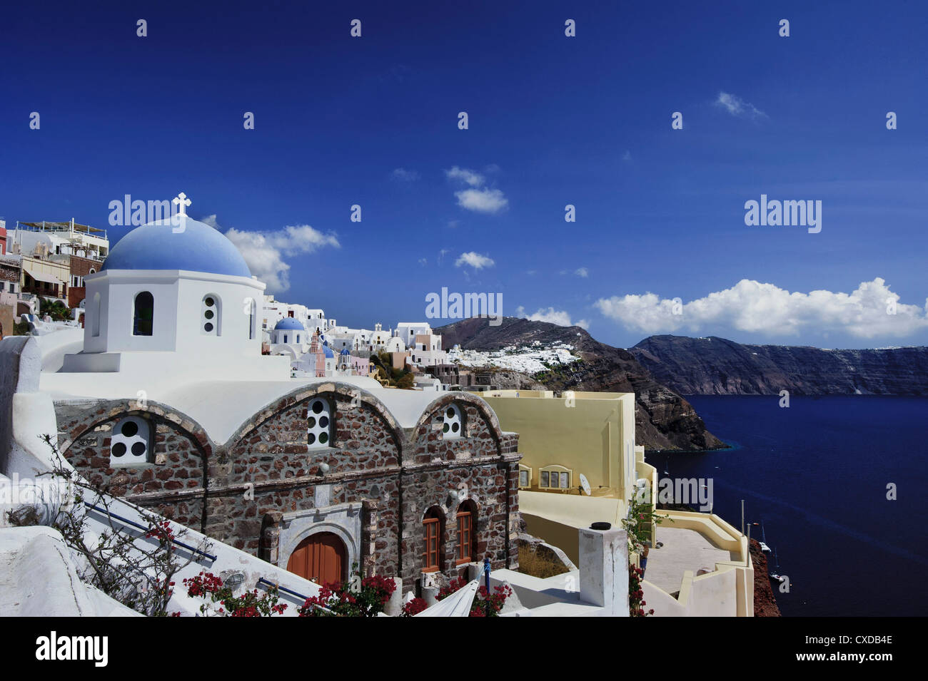 Stadt Kirche Kuppel von Oia auf Santorin, Griechenland Stockfoto