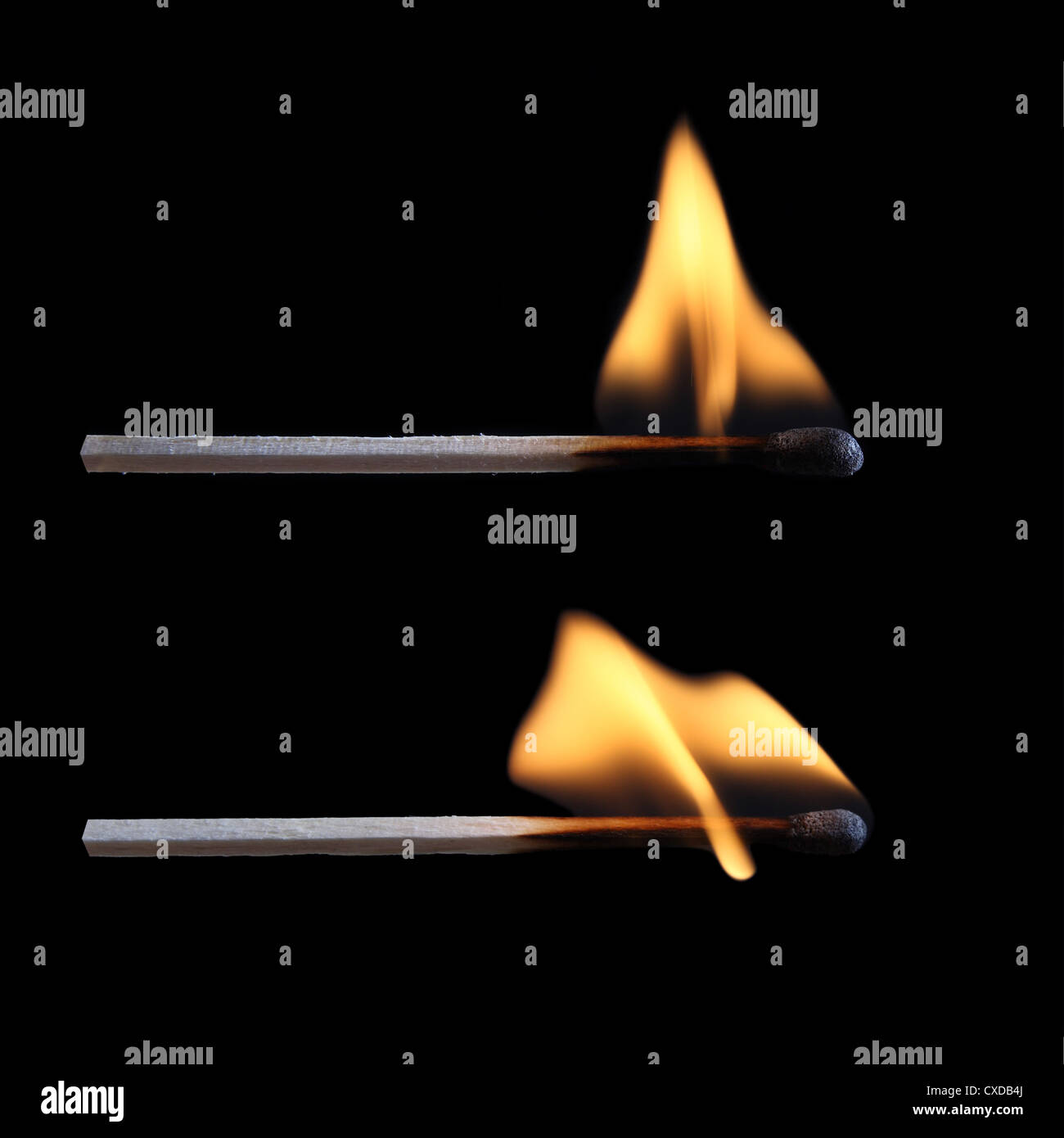 zwei brennende Streichhölzer Stockfoto