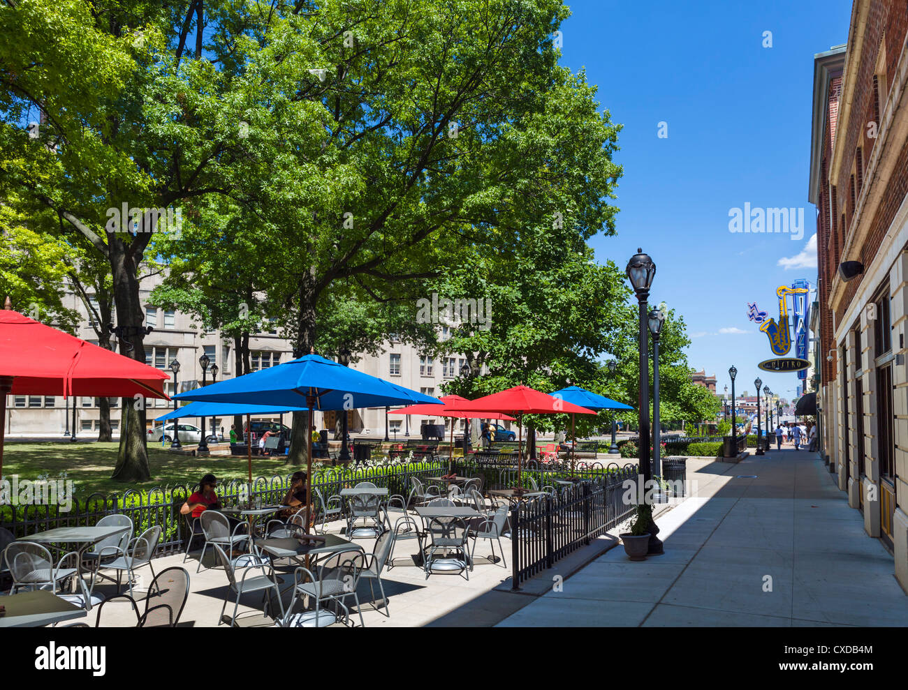 Straßencafé an der Ecke Washington Boulevard / Grand Boulevard, Grand Center Kunstviertel von Midtown St Louis, Missouri, USA Stockfoto