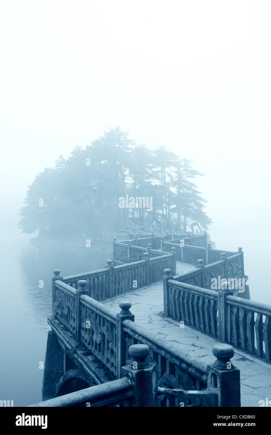 Zick-Zack-Brücke und Nebel Stockfoto