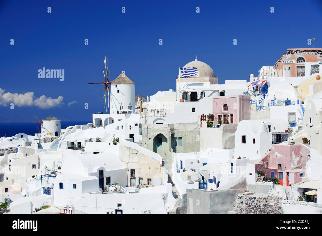 Windmühlen in der Stadt Oia auf Santorin, Griechenland Stockfoto