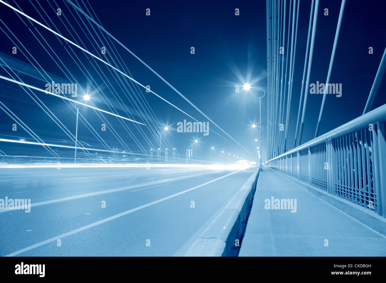 Brücke-Verkehr in der Nacht Stockfoto