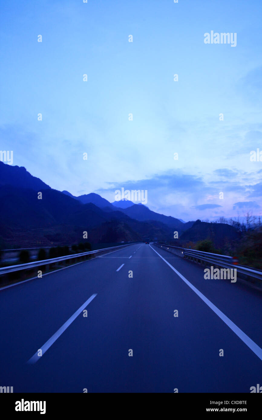 Abend auf der Autobahn Stockfoto