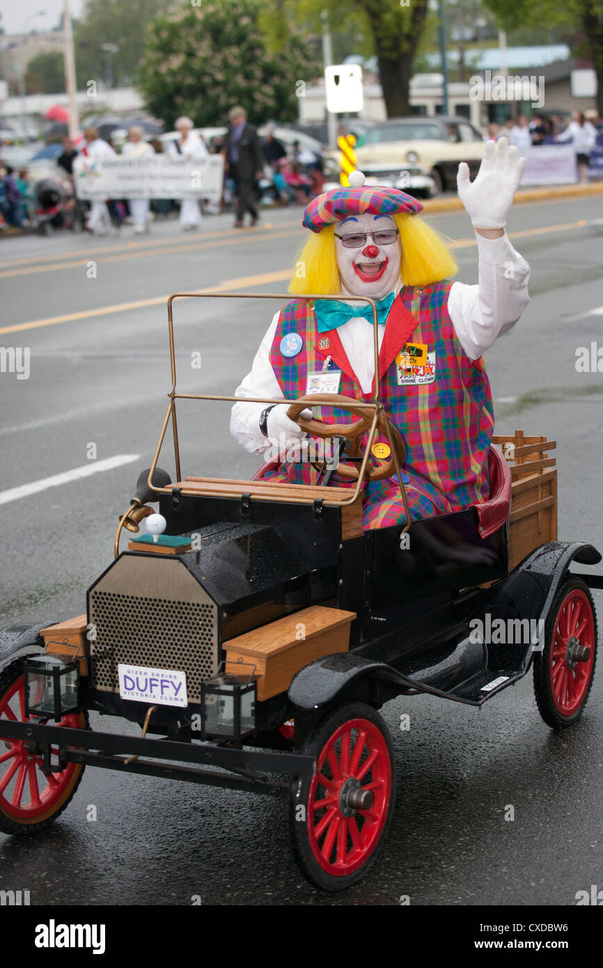 Duffy Clown im Kleinwagen während 2012 Victoria Day Parade-Victoria, British Columbia, Kanada. Stockfoto